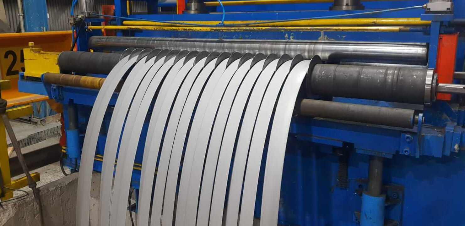 Cięcie blach z kręgów na zimno oraz profilowanie.